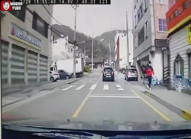 Video :A car smashes into a Buddhist temple's gate